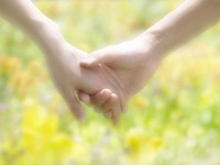 付き合う前に手をつなぐときの男性心理とは