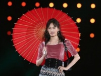 大政絢、フューチャートラッドな装いで華やかに登場