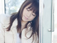 周囲から失笑！　電車・バスでの居眠りでやらかした、恥ずかしいエピソード