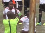 レッドカード！　サッカーの試合で審判と選手が大喧嘩！