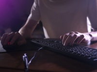 ネットカフェで48時間耐久ゲームをプレイしている13歳の息子の為、食事を運び口に入れてあげる母親（フィリピン）