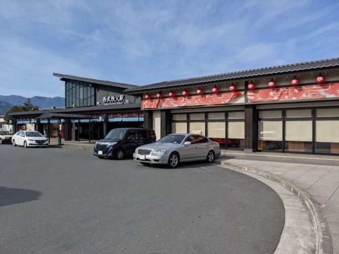 昼間の西武秩父駅（画像はPhotoAC）