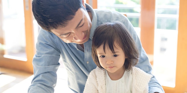 娘に話しかけるパパ