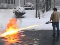 汚物じゃないけど消毒だ～っ！？火炎放射で雪を解かす猛者が現る（アメリカ）