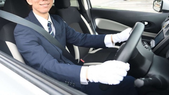 さっきまで乗っていたタクシーが再び(画像はphotoAC)