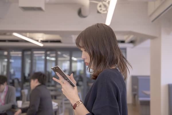 スマホを気にする女性