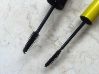 左がRIMMEL LONDON、右がTouch in SOLのマスカラ