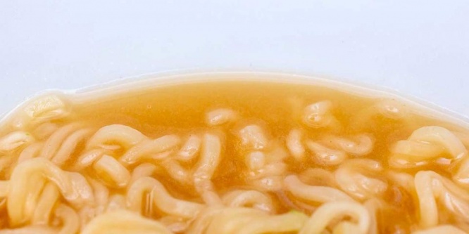 スープは麺に練り込まれた豆乳が溶け出して白く濁っている