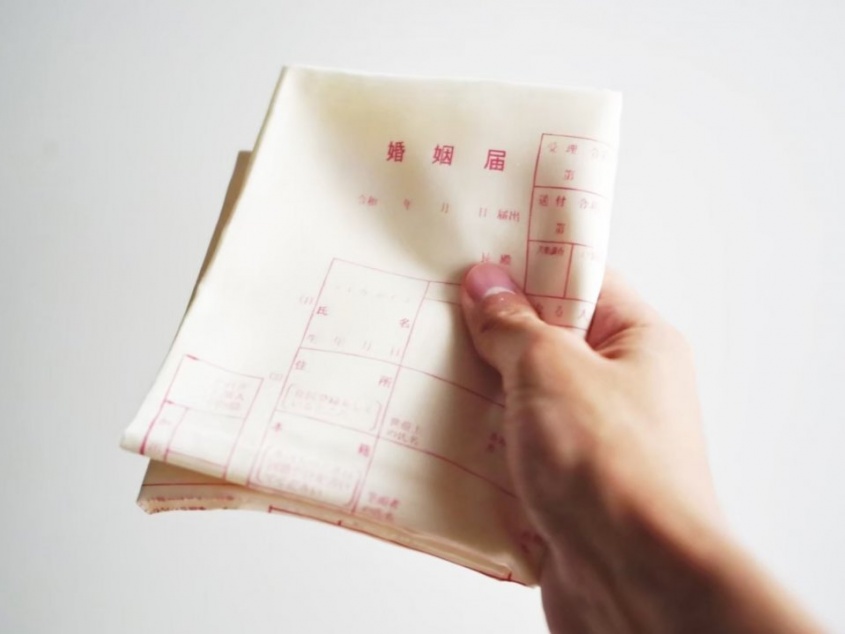 この発想はなかった...　好きな人に拾ってもらうと、プロポーズ気分が味わえるハンカチが発明される