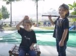 リンゴを乗せた頭にバットをフルスイング！　→結末に思わず吹き出す！
