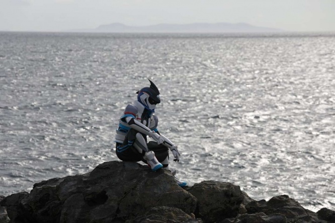 海を見守るサカナマン (c)Tnat_サカナマンプロジェクト