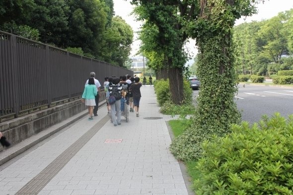 そもそも通行人は、国会見学の小学生たちくらいしかいない