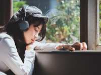 うつの人はなぜ悲しい音楽を聴きたがるのか？それには理由があった（米研究）