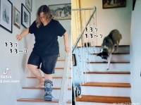 飼い主が足を骨折してからというもの、同じように階段を降りるようになった犬