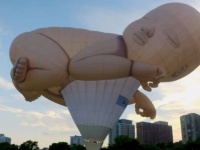 イベント会場の空に浮かぶ全長34mの巨大赤ちゃん！その正体は？