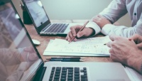 新社会人の理想の社会人像、最多は「人間的にしっかりしている人」 理想のモデルは「両親」【新社会人白書2017】