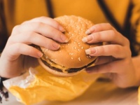 私が断食に失敗したのはマクドナルドのせい。広告が空腹感を刺激したとしてマクドナルドを訴える（ロシア）