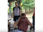 ５０歳の誕生日に生まれて初めて色のある世界を見た男性が、感動のあまり絶句！