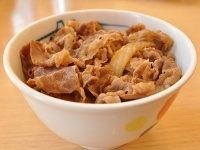 松屋の牛めし並盛り（Ocdpさん撮影、Wikimedia Commons