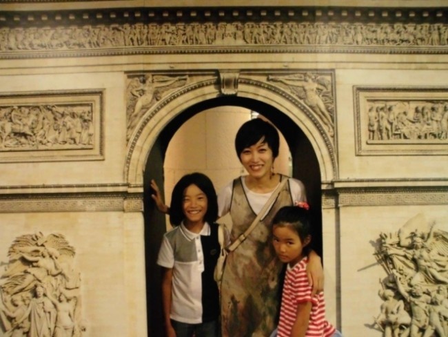 アーブル美術館近影　館長・藤原晶子さんと子どもたち２人（天馬・心海）