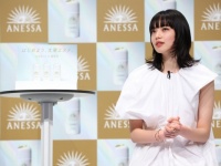 アネッサ新商品発表会で語られた「小松菜奈、美肌の秘訣」とは？