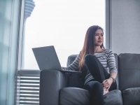 約500人の働く女性に聞いた、今の年収に対してどう思ってる？