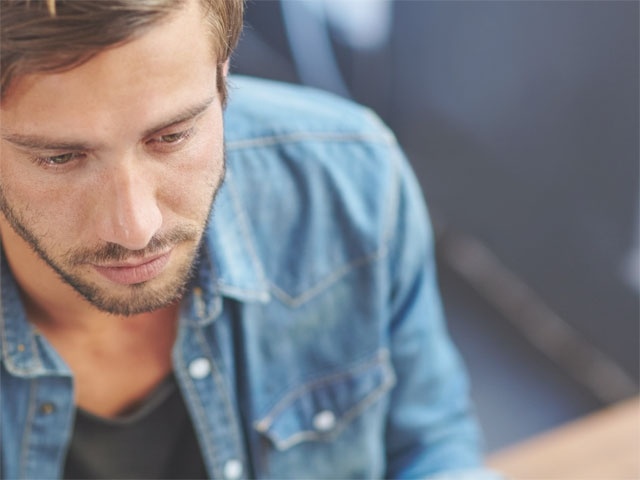 紹介しなきゃよかった…男性が家族・上司の前で恥をかいた彼女の行動