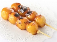 【東京土産】昔ながらの下町の味！　あまからタレが絶品の「焼団子」