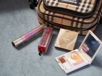 【ミニバッグの中身】美容部員がガチで使う「ポーチいらず」の万能コスメを調査