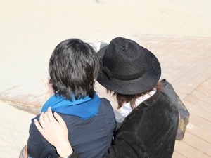 女性の肩に手を乗せる男性