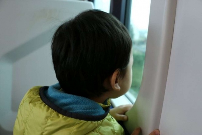 普段乗らない電車で、子供たちが...（画像はイメージ）