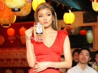 セクシーなドレスで登場したローラさん