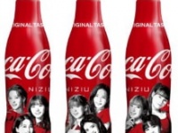 「コカ・コーラ」スリムボトル NiziUデザイン