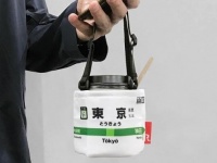 山手線29の駅、すべての駅名標が忠実にデザインされたカップホルダー型駅名トートバッグが販売中