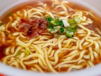 驚異の麺120グラム、普通の約2倍　〝爆盛りの名店〟成増・べんてんカップ、量以外の再現度やいかに！？