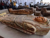 2500年以上前のミイラの木棺が59基発見され、その1つを開封する映像が公開される（エジプト）