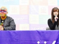 アジャコングを横に抱負を述べる荒井優希