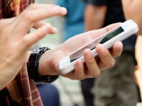 そこはヤバいかも！？ スマホの置き場所で「対人運」を診断【スマホ風水】