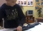 ロシアの小学生、AK47の分解・組み立てを学ぶ。
