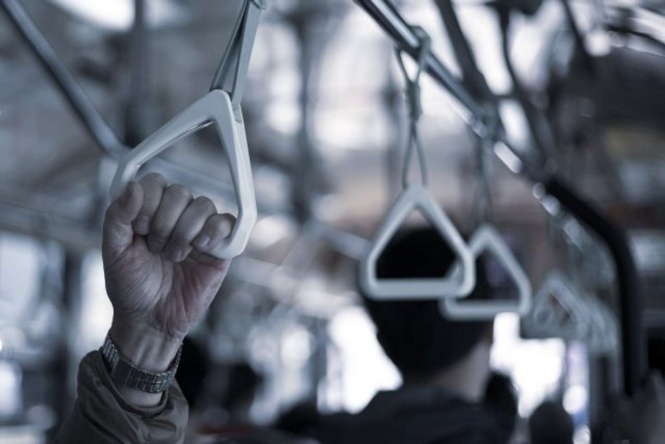 話を聞いていた誰かが...（画像はphotoAC）