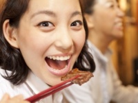 これはナイわ……「焼肉デートで嫌われる」女子の行動・6選