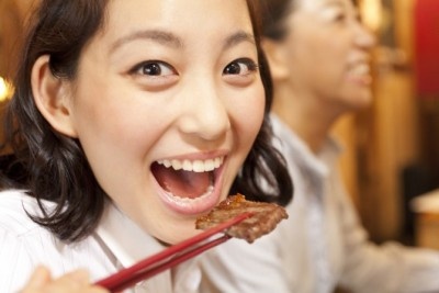 これはナイわ……「焼肉デートで嫌われる」女子の行動・6選