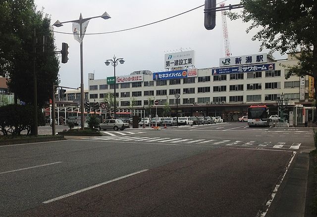 新潟駅（21gt893sk8ao8m58rtr0さん撮影、Wikimedia Commonsより）