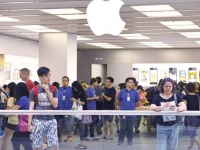 店で展示中のiPhoneのセキュリティワイヤーを噛みちぎって盗んだ女が逮捕