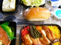 「ビーフorチキン」飛行機の機内食はどっちを選ぶ？ 究極の選択に大学生の回答は……