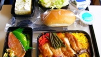 「ビーフorチキン」飛行機の機内食はどっちを選ぶ？ 究極の選択に大学生の回答は……