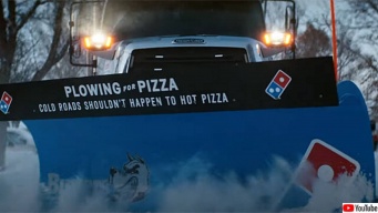 熱々のピザのためみんな力を貸してくれ。アメリカのドミノピザが除雪に協力してくれる町に助成金を提供