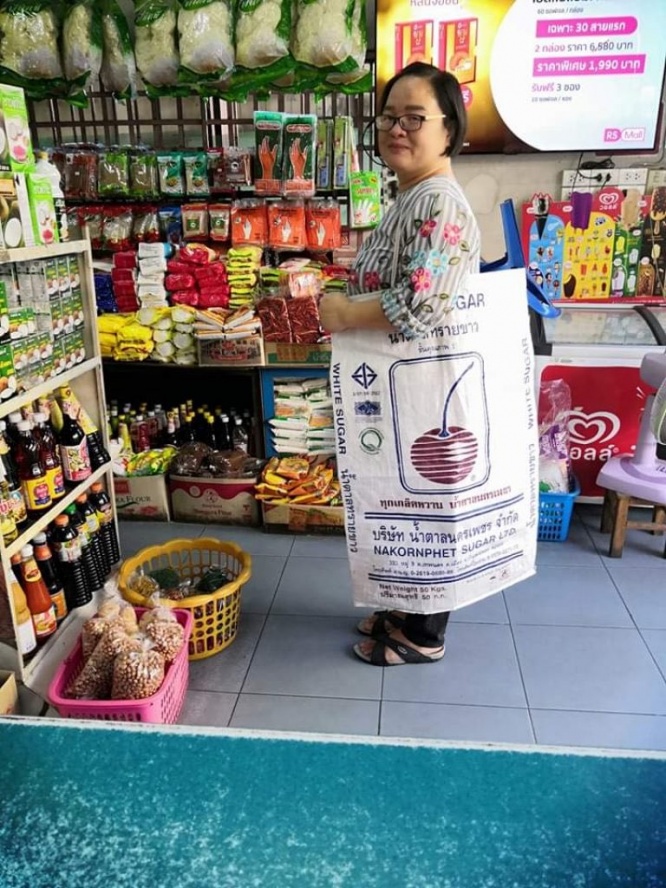 タイ人　いろんなもので買い物