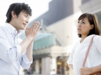 はい、アウトー！　初デートで「女性がドン引きした」ヤバい男性の行動・6選