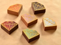 【バレンタイン2016】まさに食べるジュエリー!?　高級感あるダイヤモンド型のチョコレート「デルレイダイヤモンドBOX」